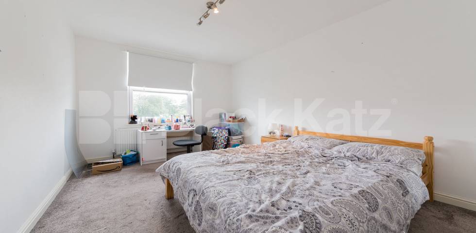Fantastic spacious three bed mins to tube and shops  Hillmarton Road, Caledonian Road